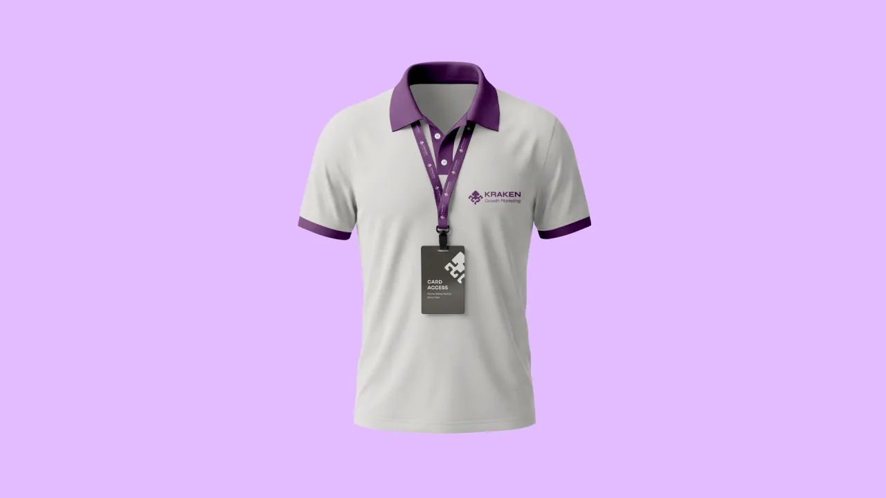 Kraken Growth Marketing — uniforme polo com crachá e cordão