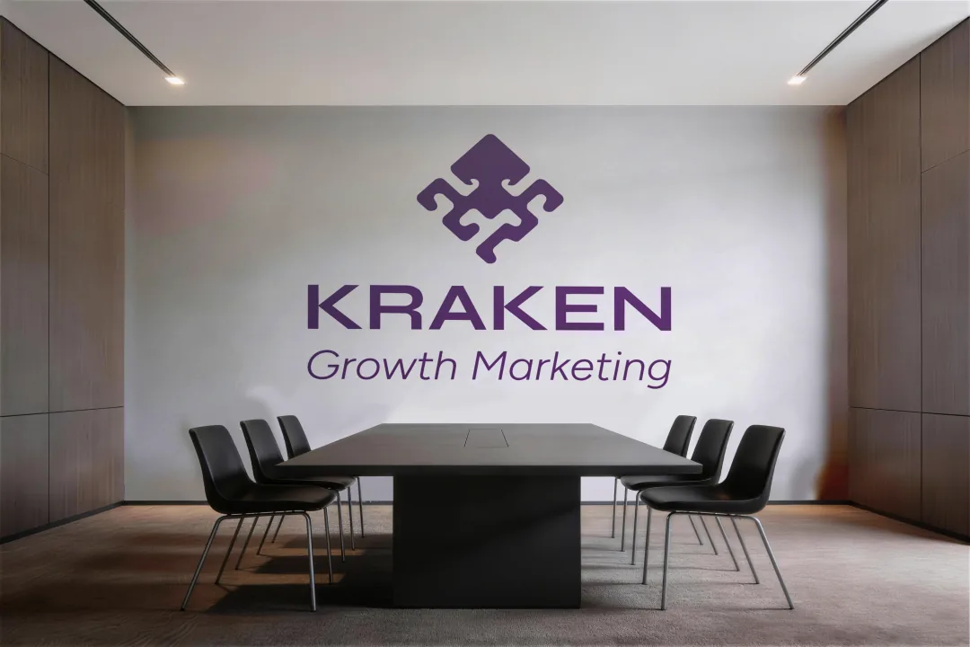 Kraken Growth Marketing — logo aplicado em sala de reunião corporativa