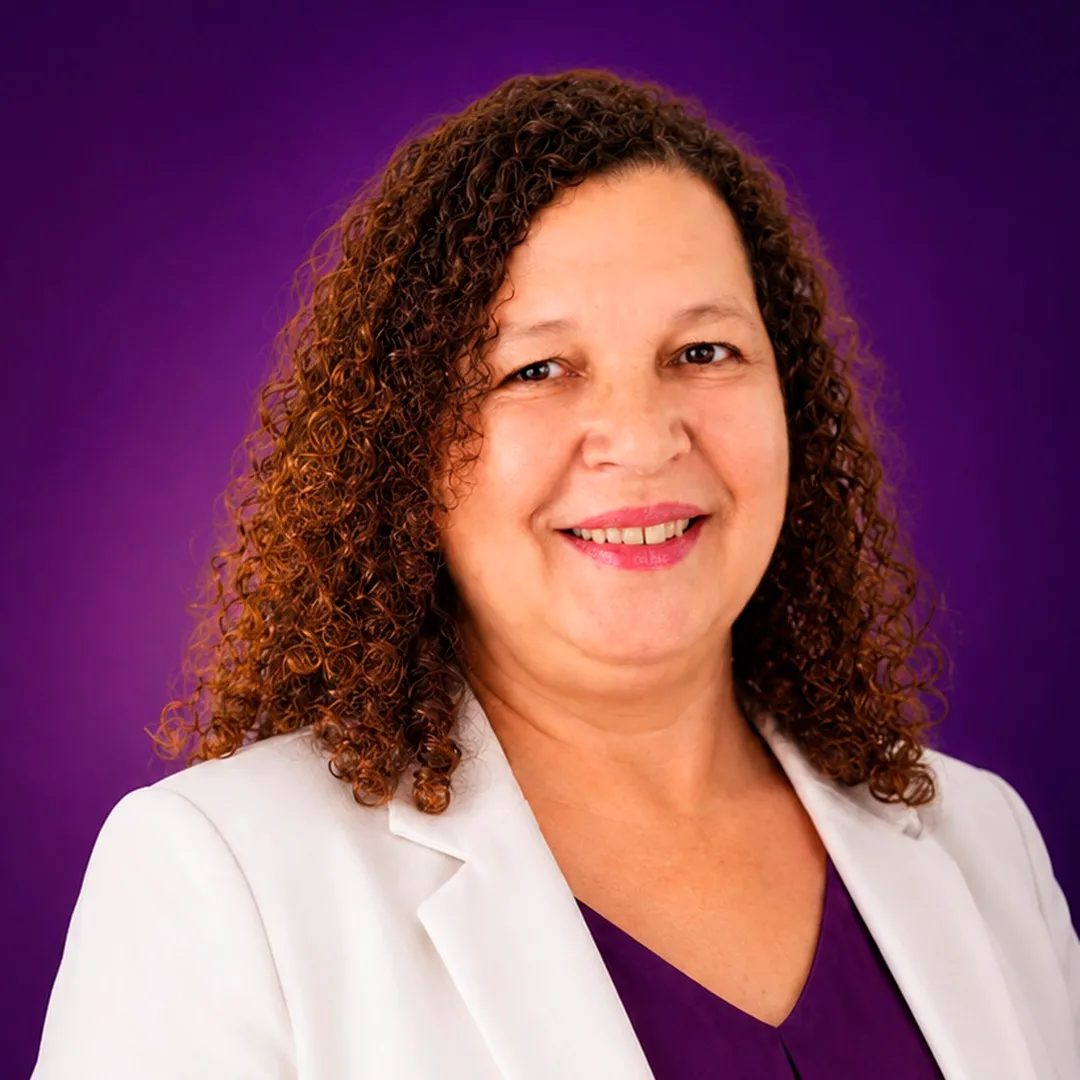 Míriam Ribas — retrato em fundo roxo