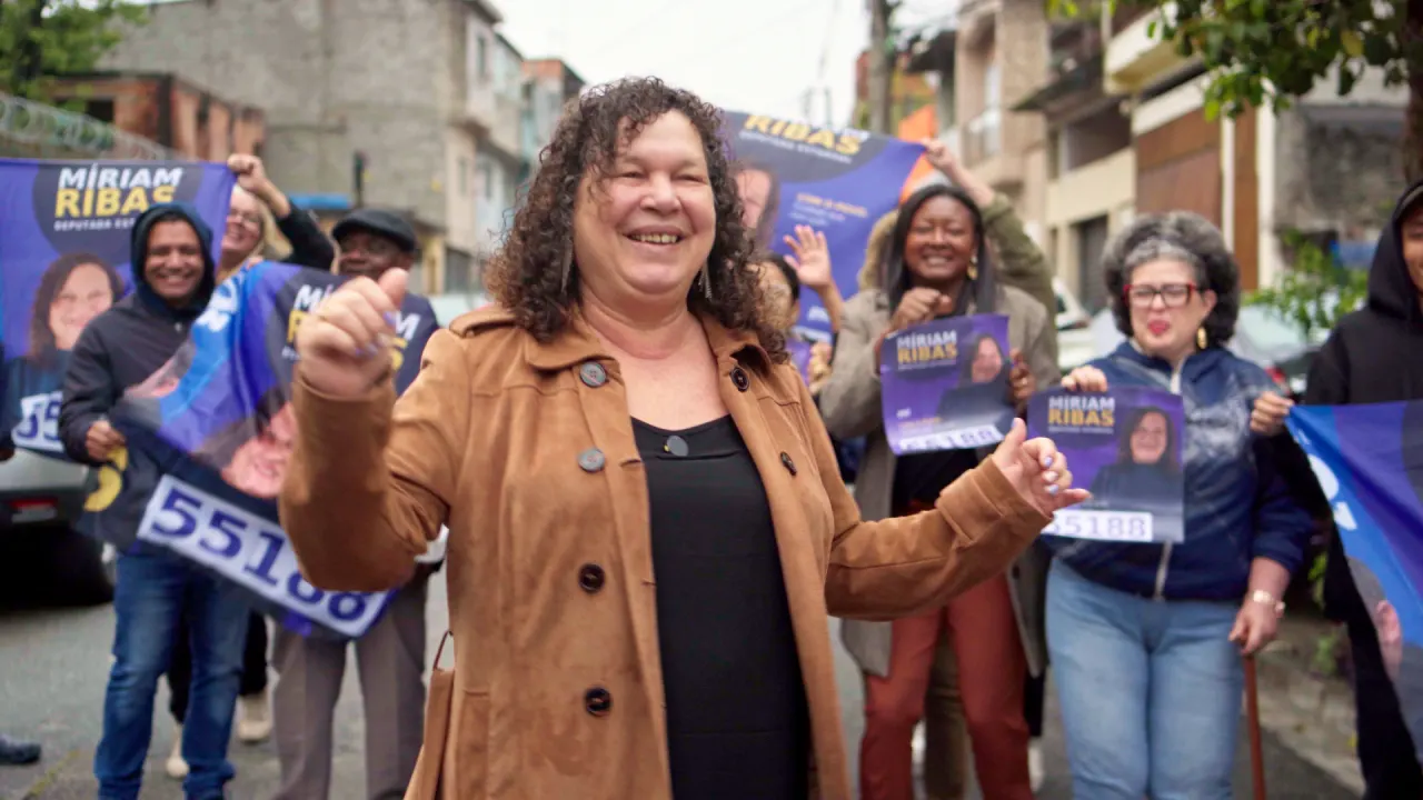 Míriam Ribas comemorando com apoiadores