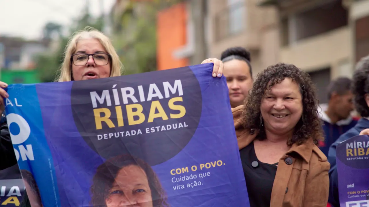 Apoiadora com a bandeira Míriam Ribas