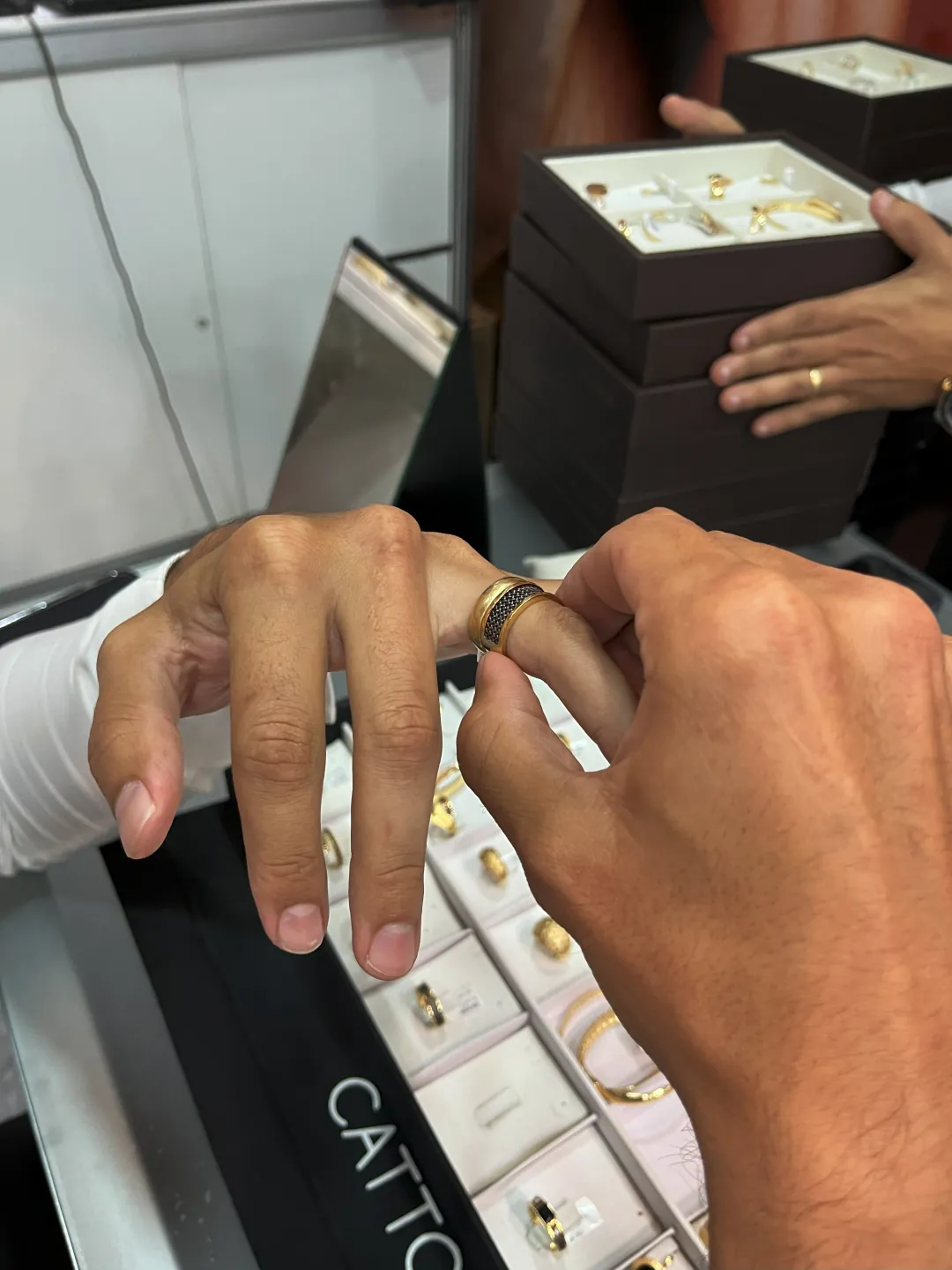 MYNE Joalheria — experimentação de anel de ouro