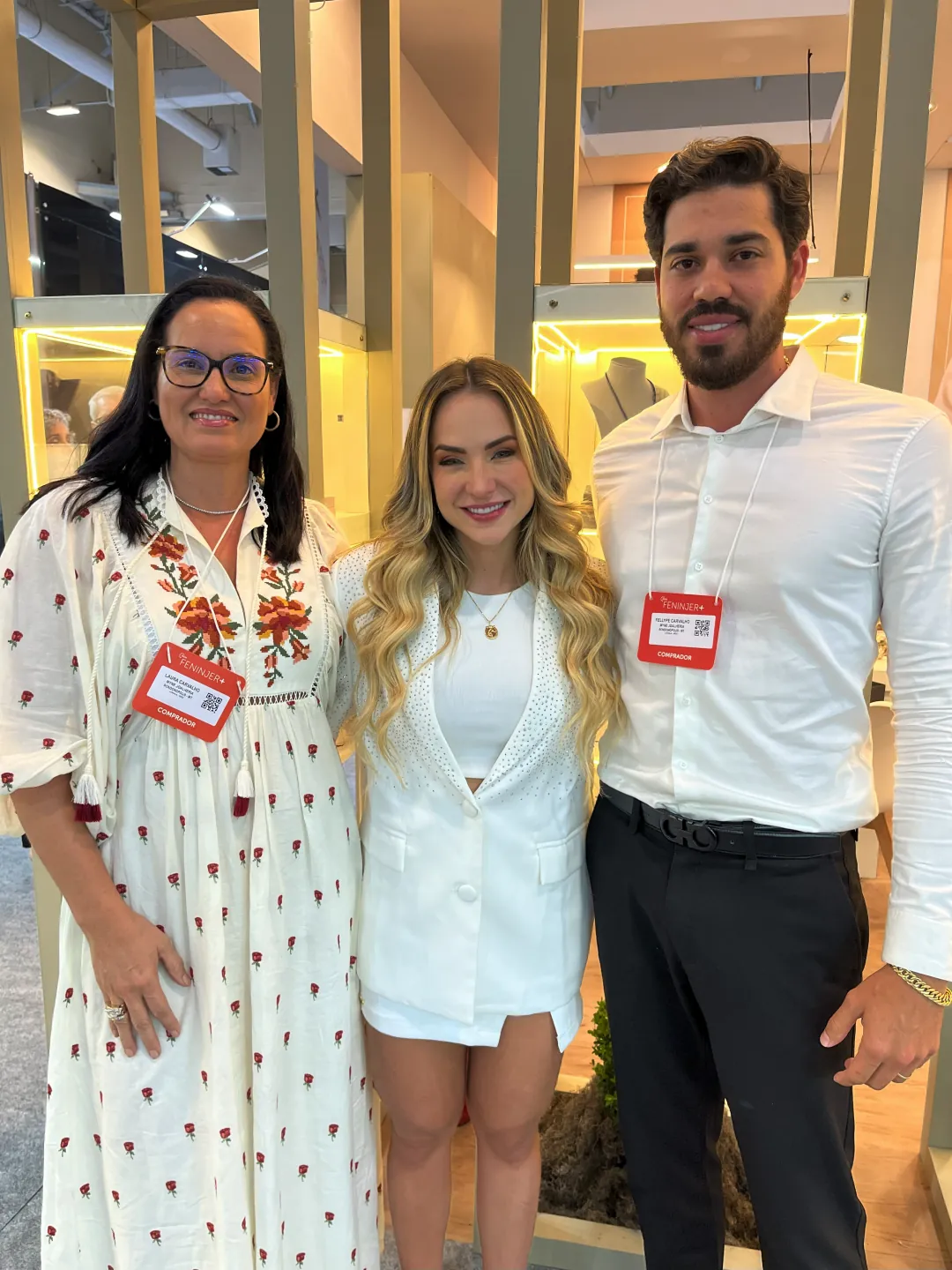 MYNE Joalheria — equipe e clientes no estande da Feninjer+