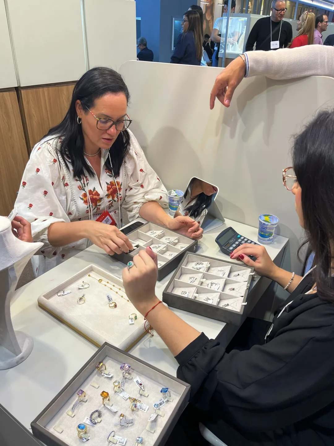 MYNE Joalheria — momento de compra na feira