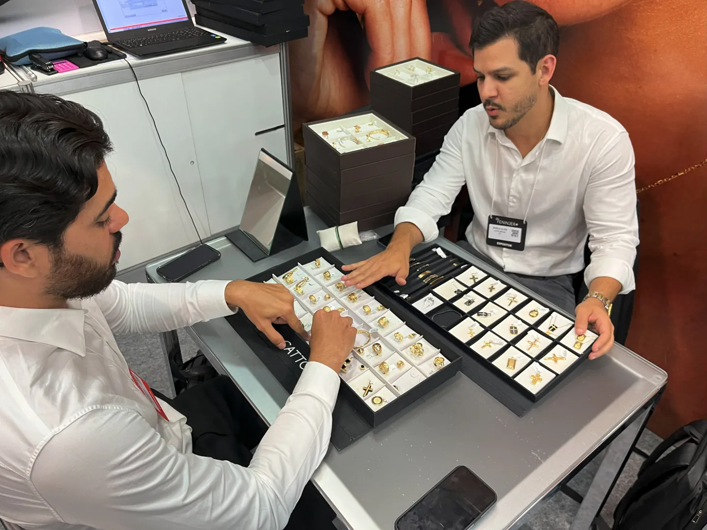 MYNE Joalheria — clientes analisando as bandejas de joias