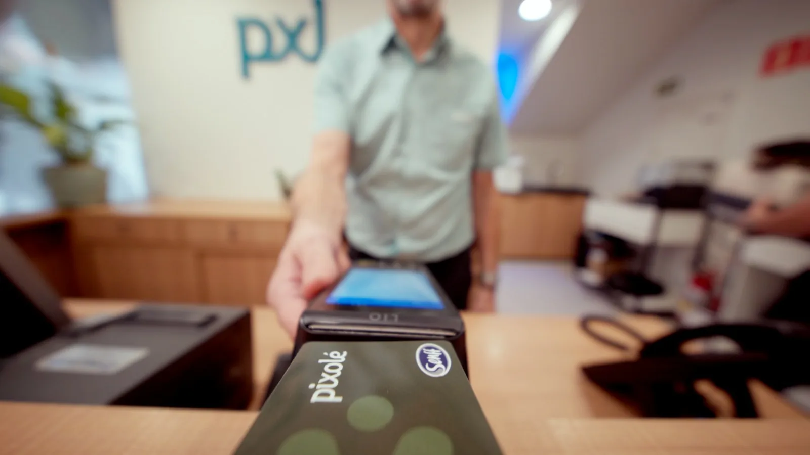 Pixolé Calçados — detalhe de produto e ambientação