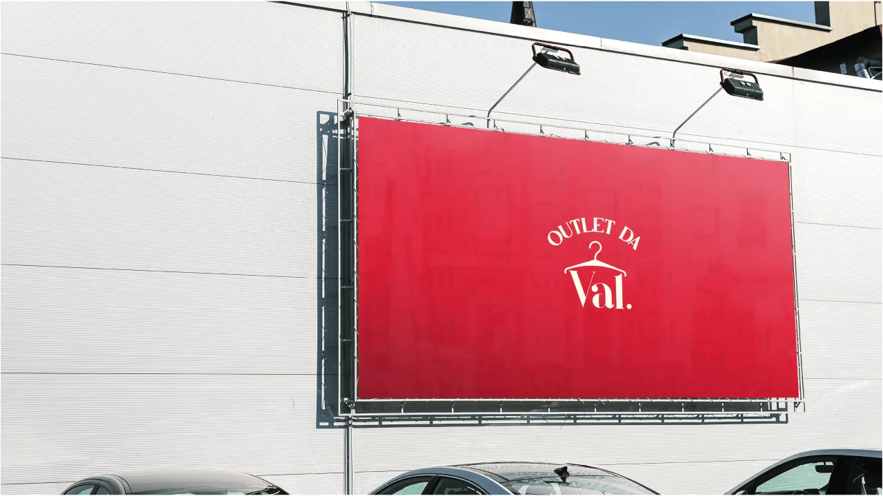 Outlet da Val — outdoor publicitário em parede com pattern