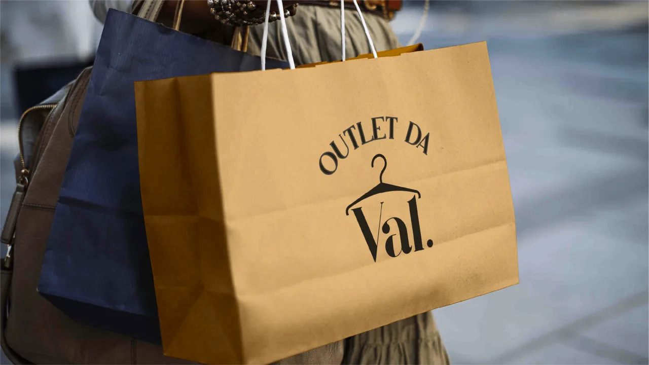 Outlet da Val — sacola kraft com logo da marca